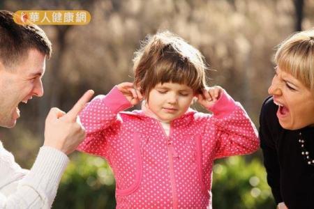 管教太嚴格！研究：可能導致孩子變胖